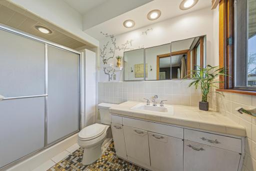 32 main bathroom.jpg