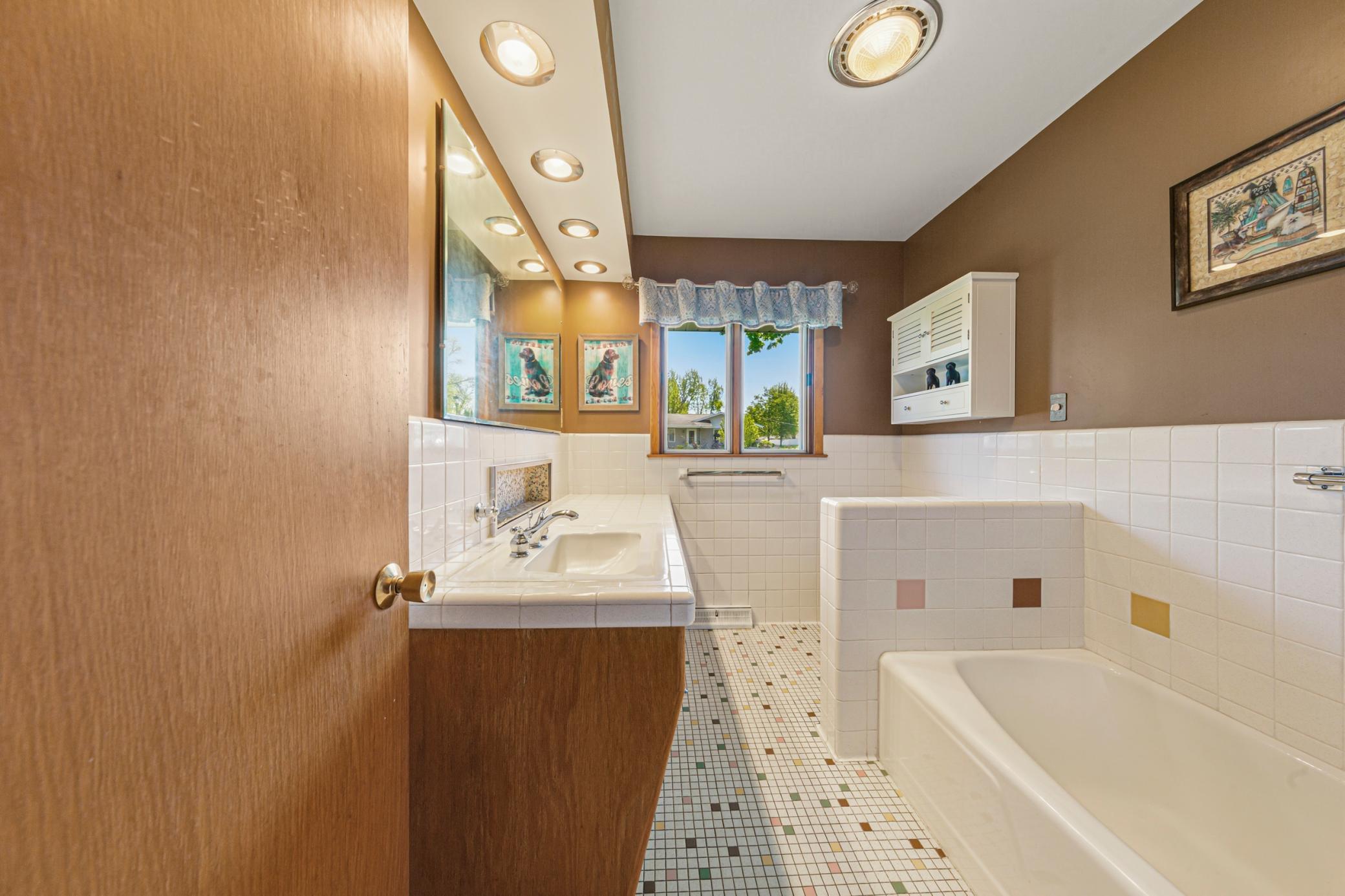 28 bathroom.jpg
