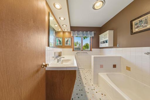 28 bathroom.jpg