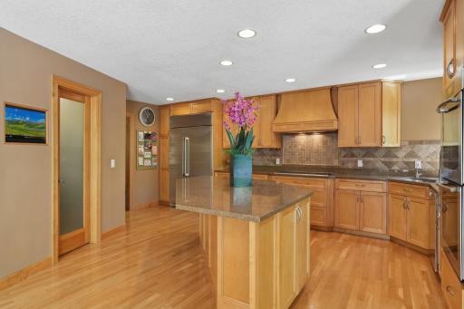 18751 Knollwood Circle, Lakeville, MN 55044