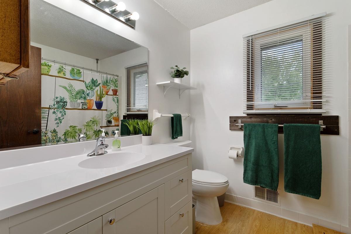 Upper level full bathroom