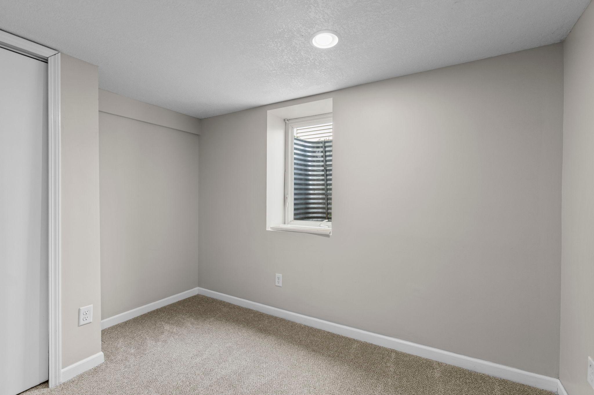 36-web-or-mls-1633 Sherwood Ave-105.jpg