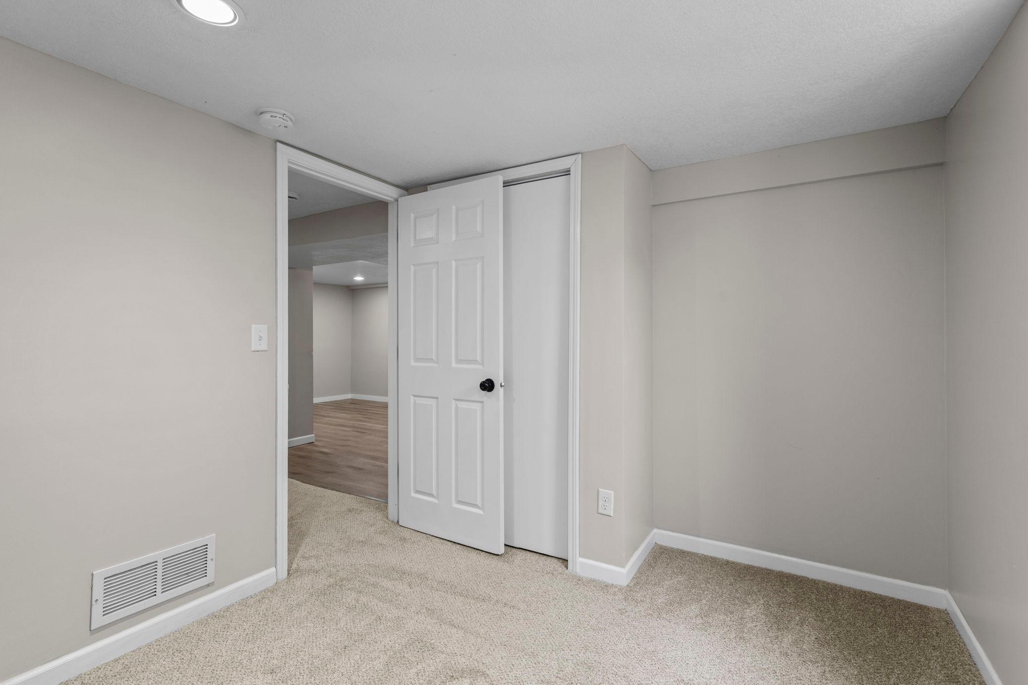 37-web-or-mls-1633 Sherwood Ave-108.jpg