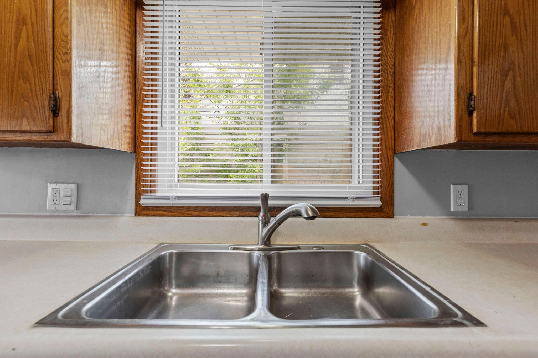 11-web-or-mls-1633 Sherwood Ave-12.jpg