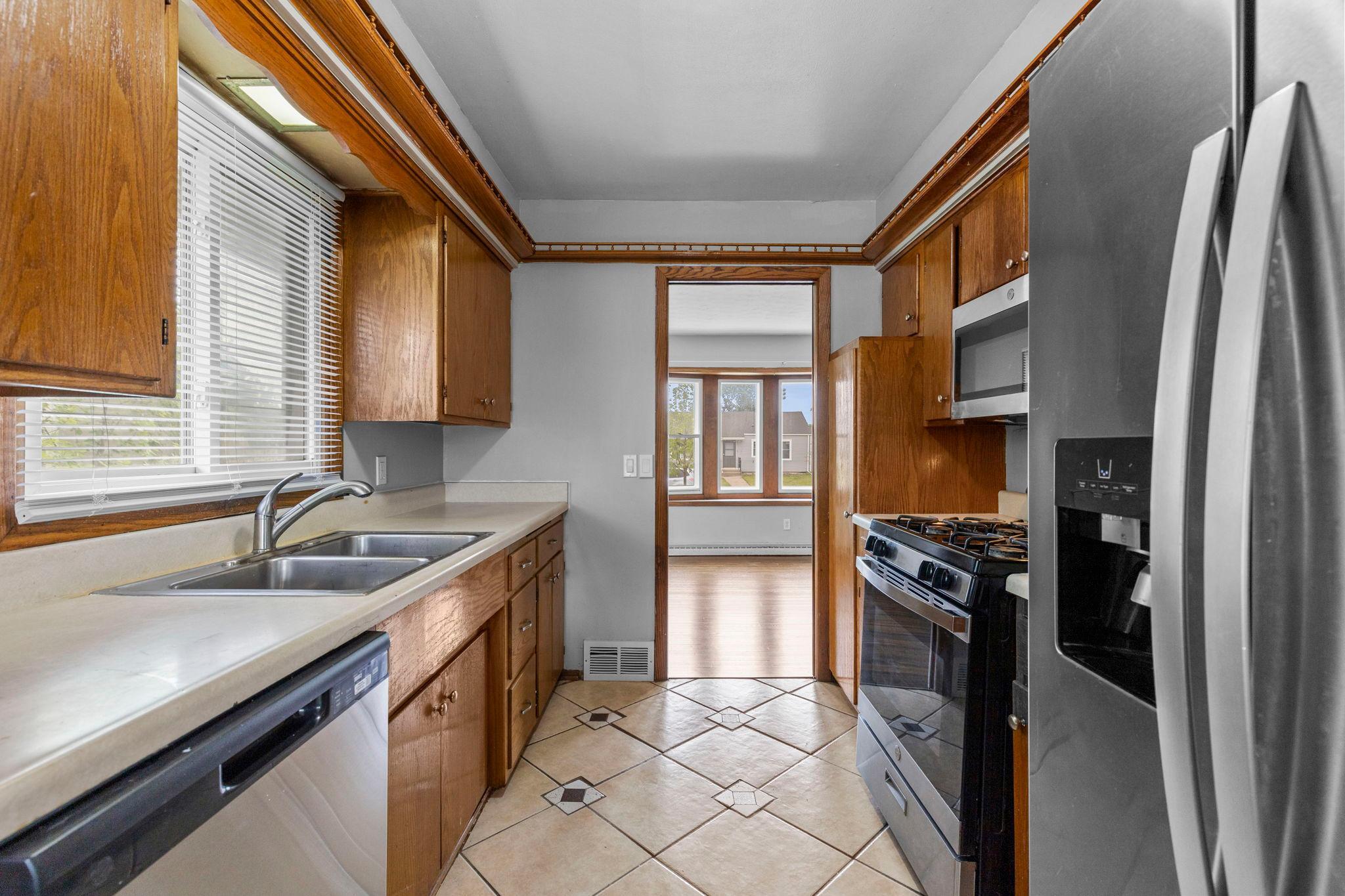 12-web-or-mls-1633 Sherwood Ave-15.jpg