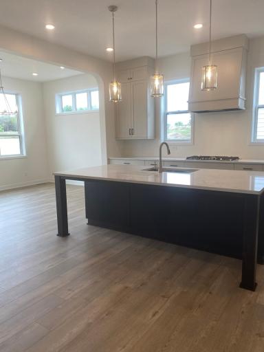 Close-up of the oversized quartz island with 3Â cm countertops, undermount sink, and stylish furniture-style legsâfunctional beauty at its finest.