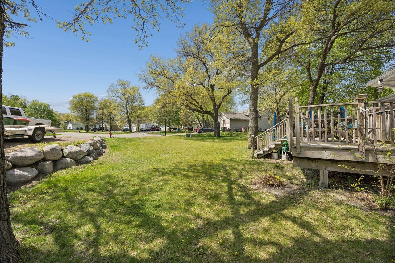 Open yard great for entertaining