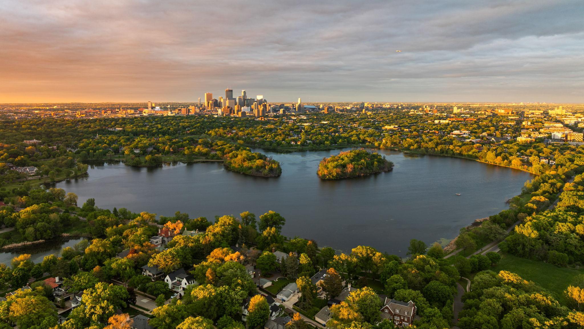 Enjoy the best of Calhoun Isles living, surrounded by scenic lakes, trails, green space, and breathtaking Minneapolis skyline views just moments from the building.