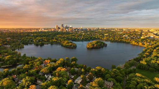 Enjoy the best of Calhoun Isles living, surrounded by scenic lakes, trails, green space, and breathtaking Minneapolis skyline views just moments from the building.