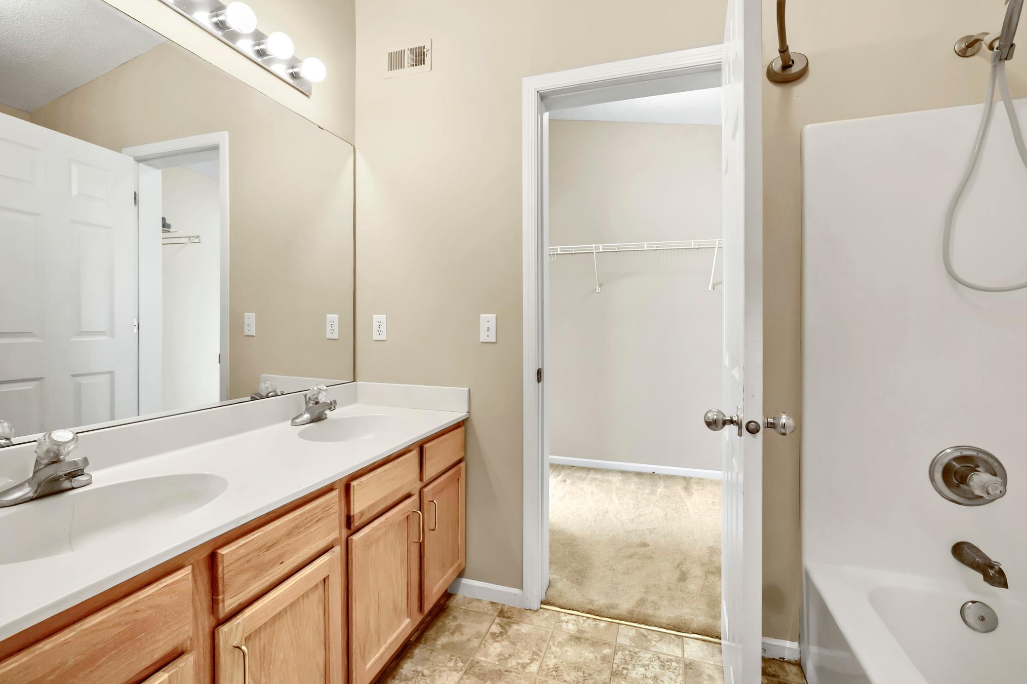 08 Bathroom.jpg