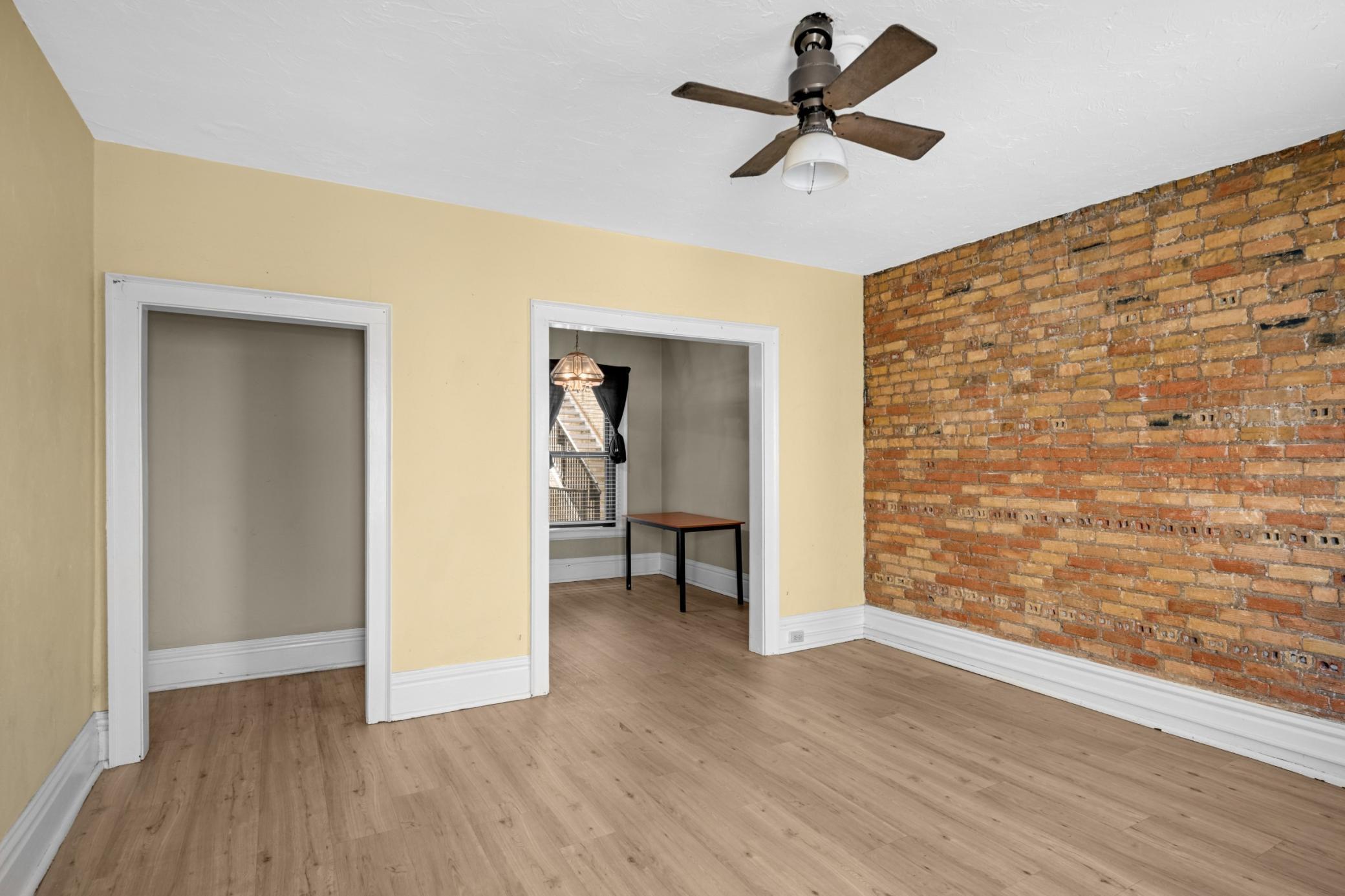 Open transitions between living and dining