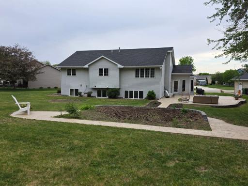 885 Briarwood Drive, Worthington, MN 56187