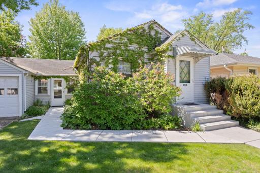8218 Nicollet Avenue S, Bloomington, MN 55420