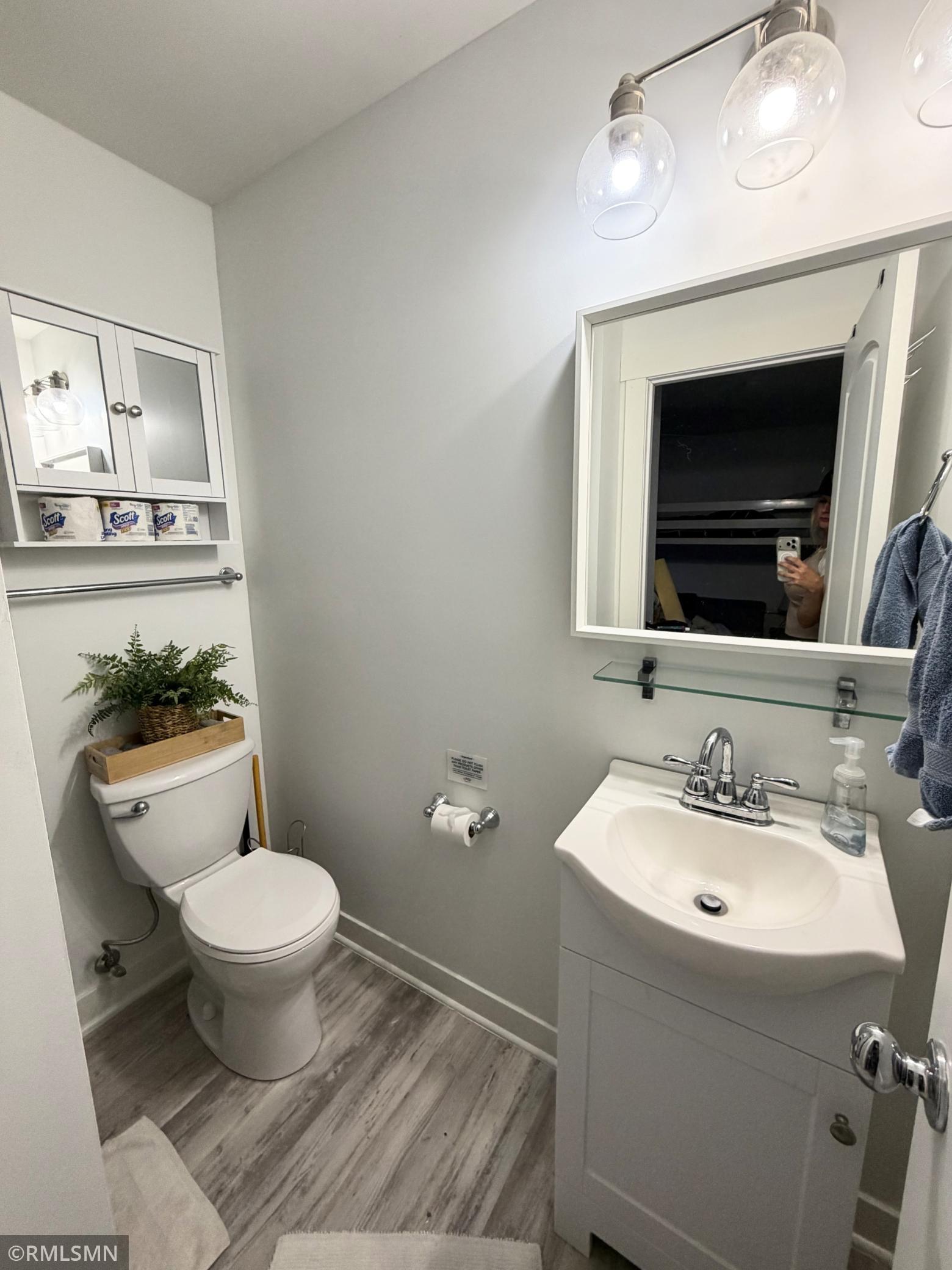 bath upstairs.JPG