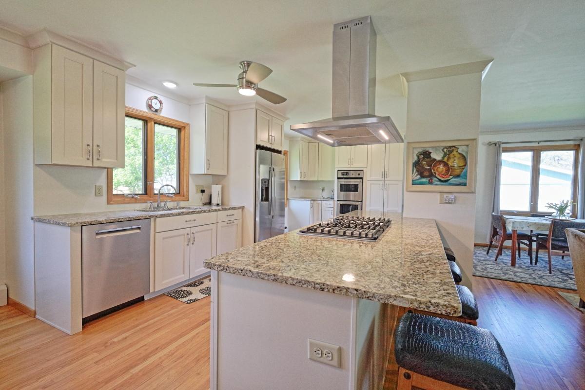 Kitchen 2.JPG