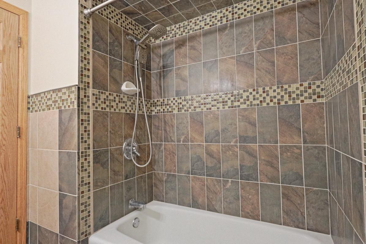 Full Bath 2.JPG