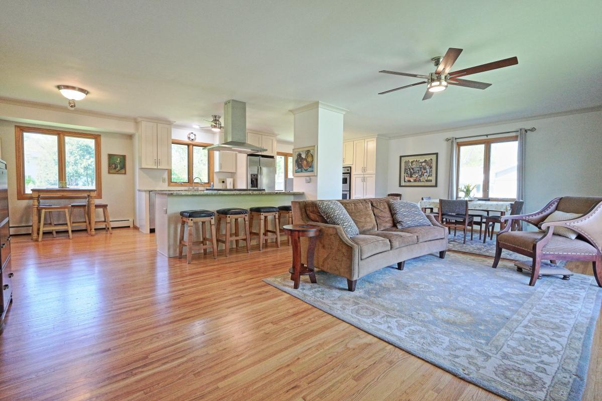 Living room 1.JPG
