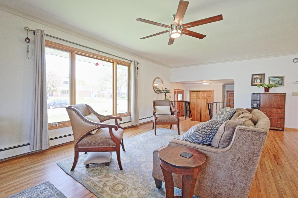 Living room 3.JPG