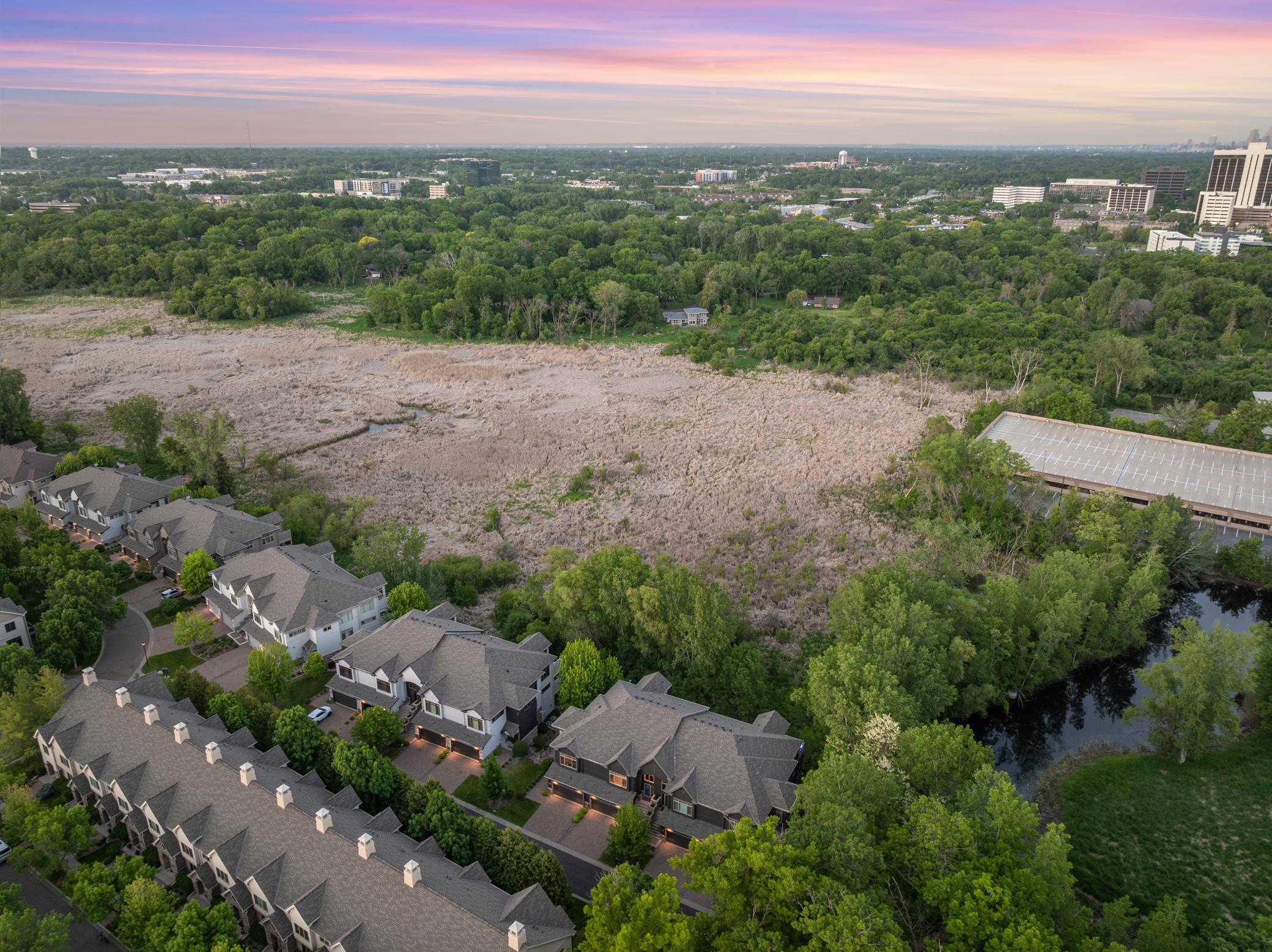 Enjoy the prime location with quick access to Hopkins Crossroad and Highway 394. Ridgedale Center is just 5 minutes by car, the village of Wayzata is about 7 minutes, downtown Minneapolis reachable in just 15 minutes.