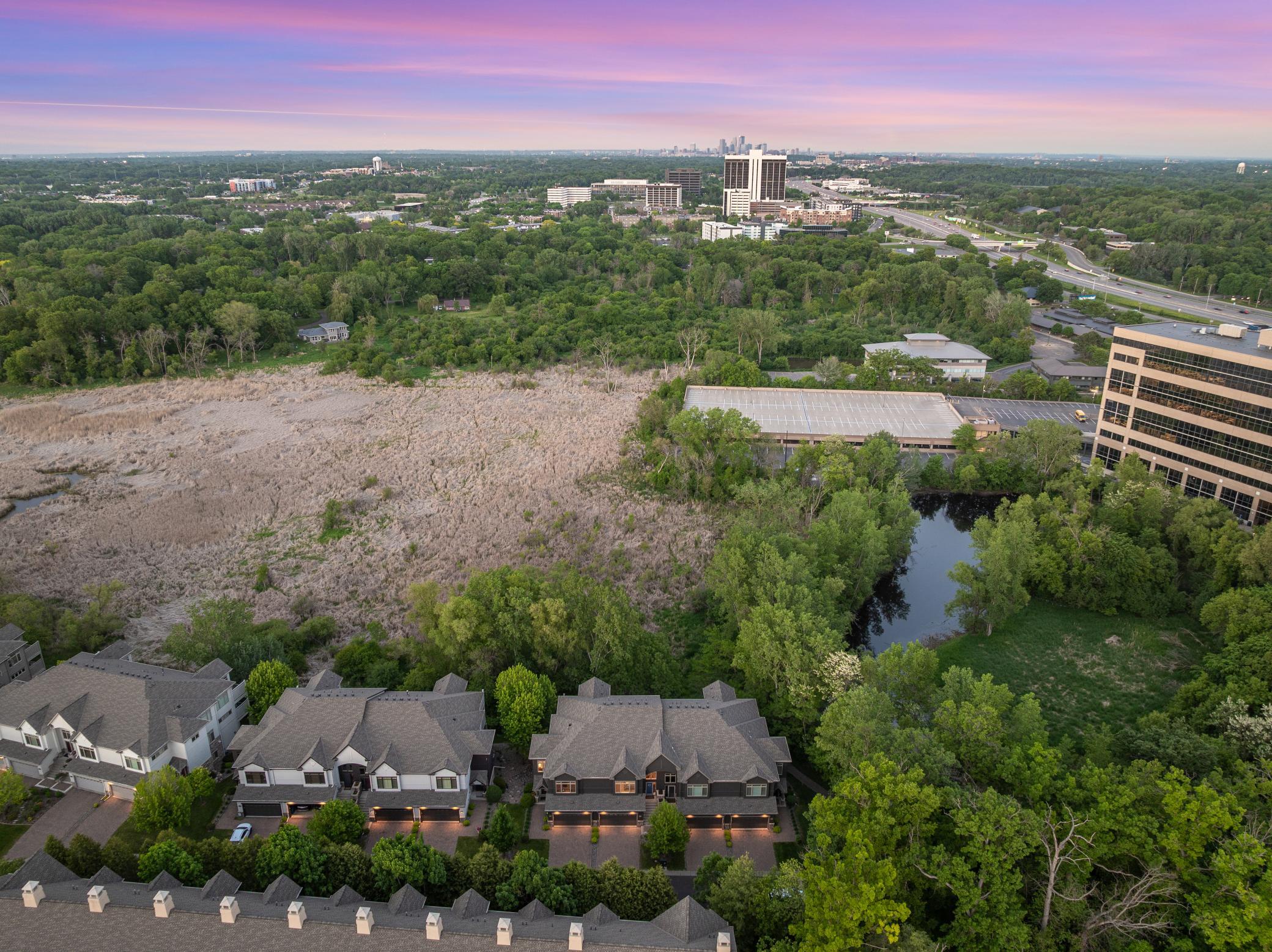 Enjoy the prime location with quick access to Hopkins Crossroad and Highway 394. Ridgedale Center is just 5 minutes by car, the village of Wayzata is about 7 minutes, downtown Minneapolis reachable in just 15 minutes.