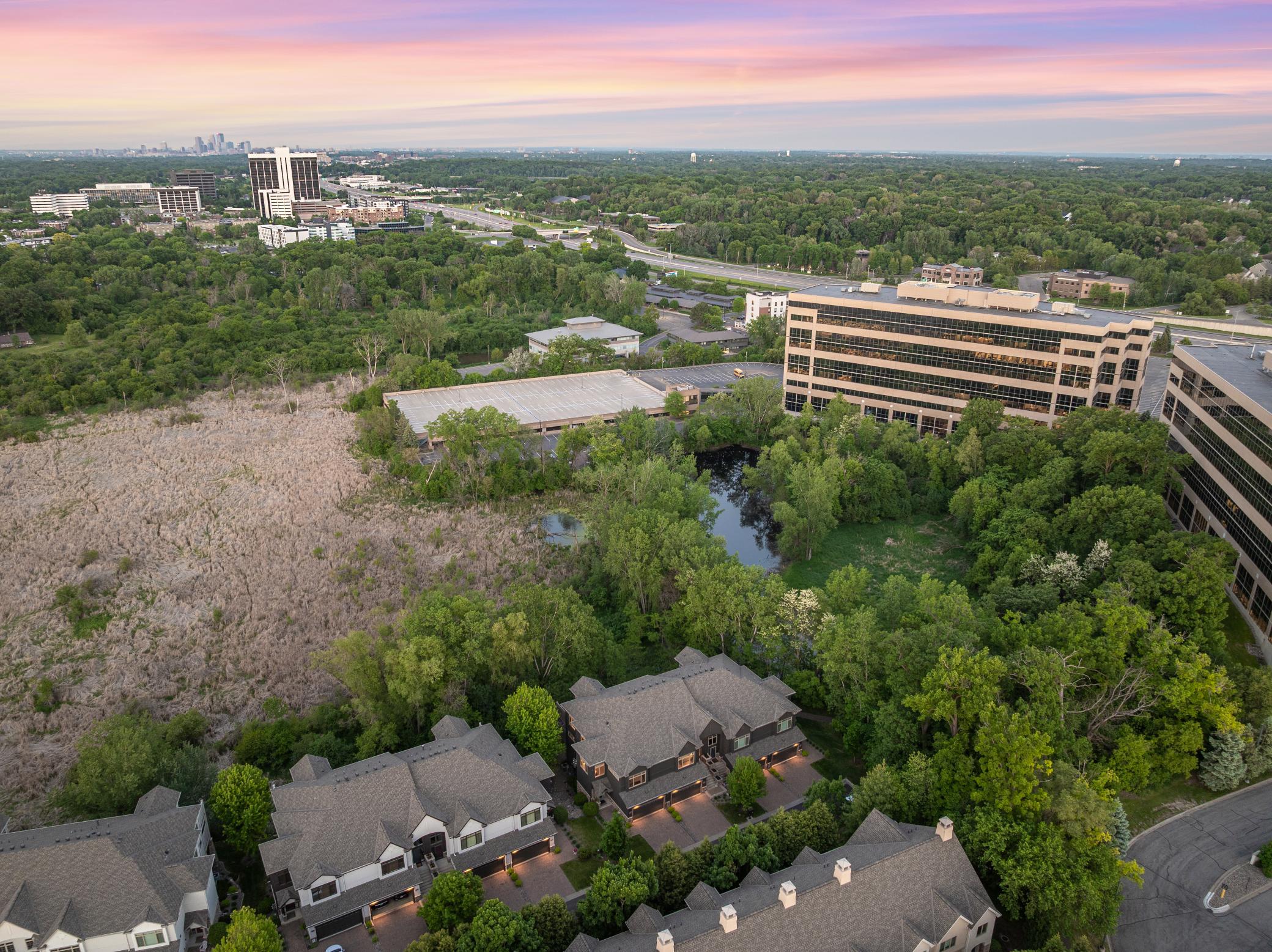 Enjoy the prime location with quick access to Hopkins Crossroad and Highway 394. Ridgedale Center is just 5 minutes by car, the village of Wayzata is about 7 minutes, downtown Minneapolis reachable in just 15 minutes.