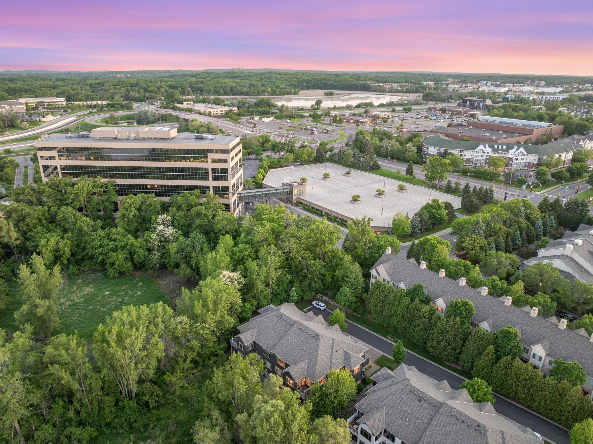 Enjoy the prime location with quick access to Hopkins Crossroad and Highway 394. Ridgedale Center is just 5 minutes by car, the village of Wayzata is about 7 minutes, downtown Minneapolis reachable in just 15 minutes.