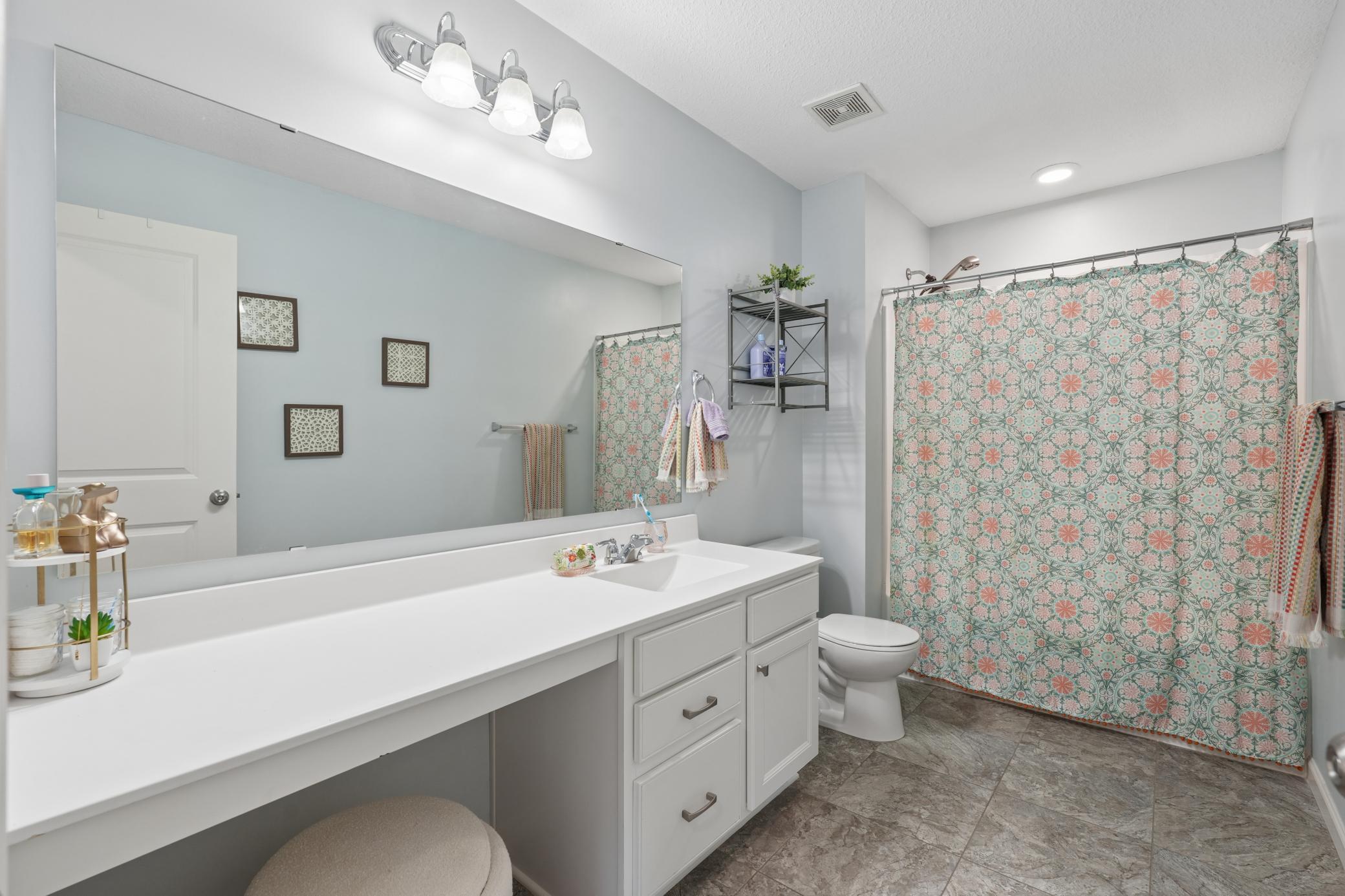 Upstairs hallway full bathroom