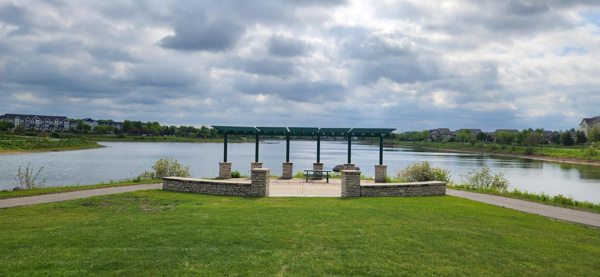 Picnic area with pergola overlooking the lake