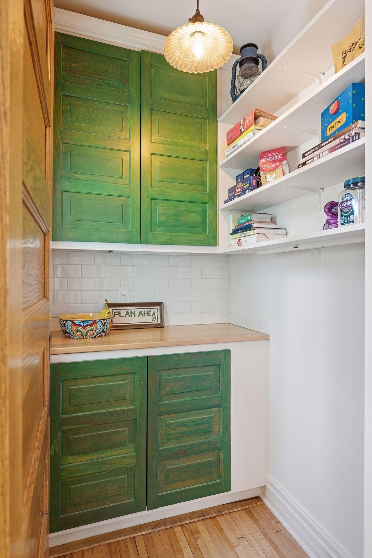 Walk-in pantry! Everyone's favorite room!