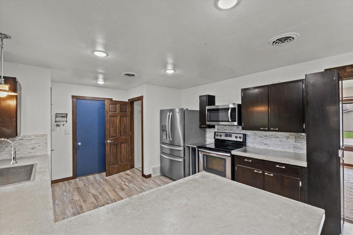 17-Kitchen.jpg