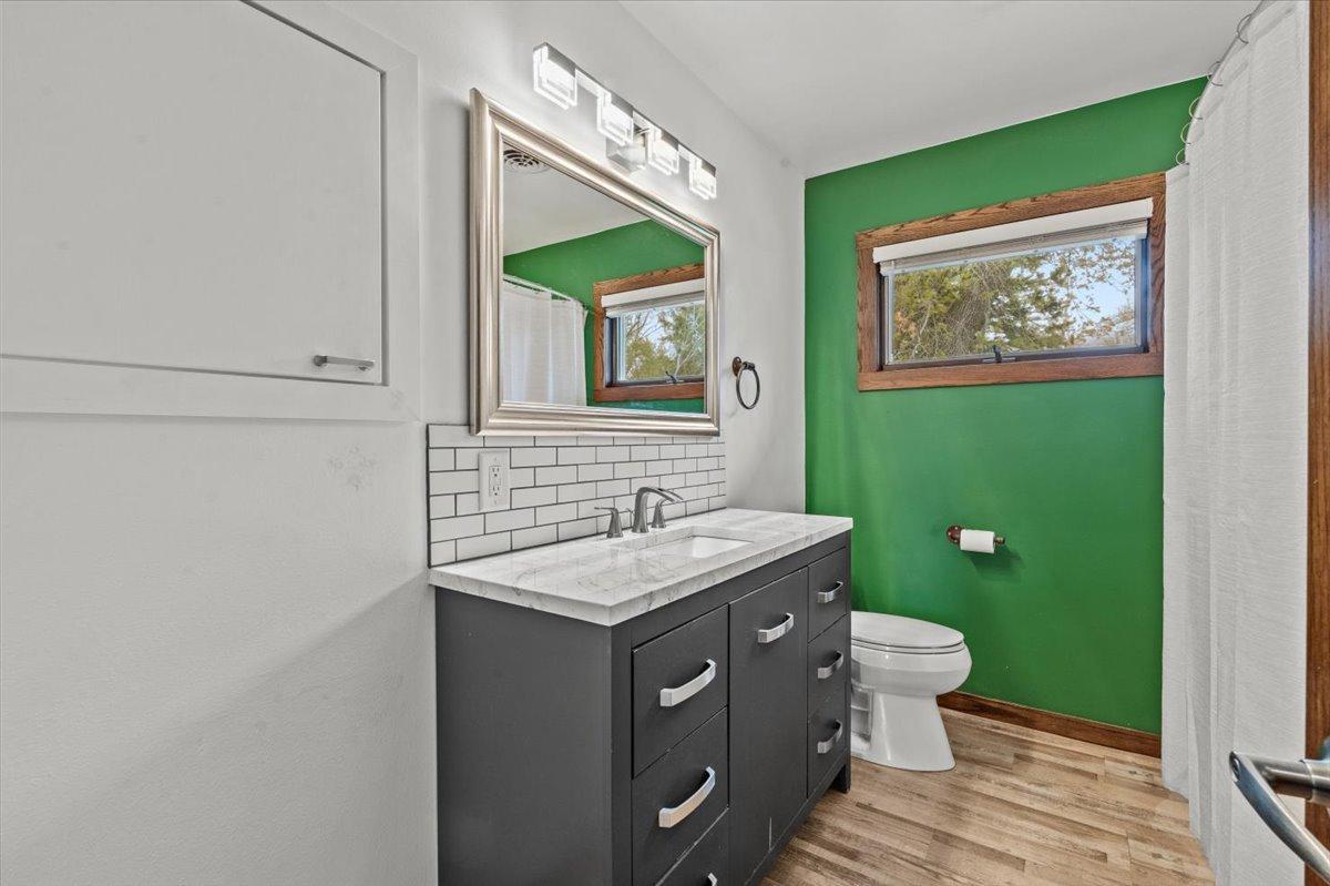24-Upstairs Bathroom.jpg