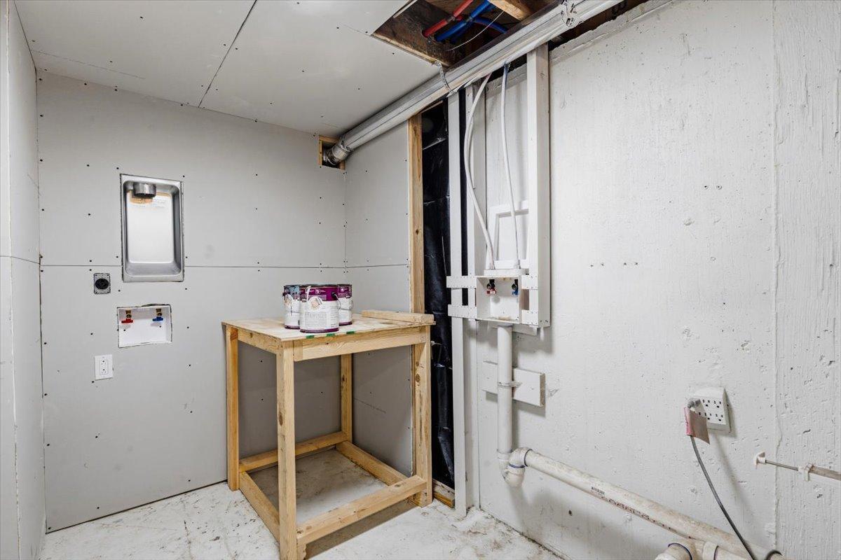 59-Laundry Room.jpg