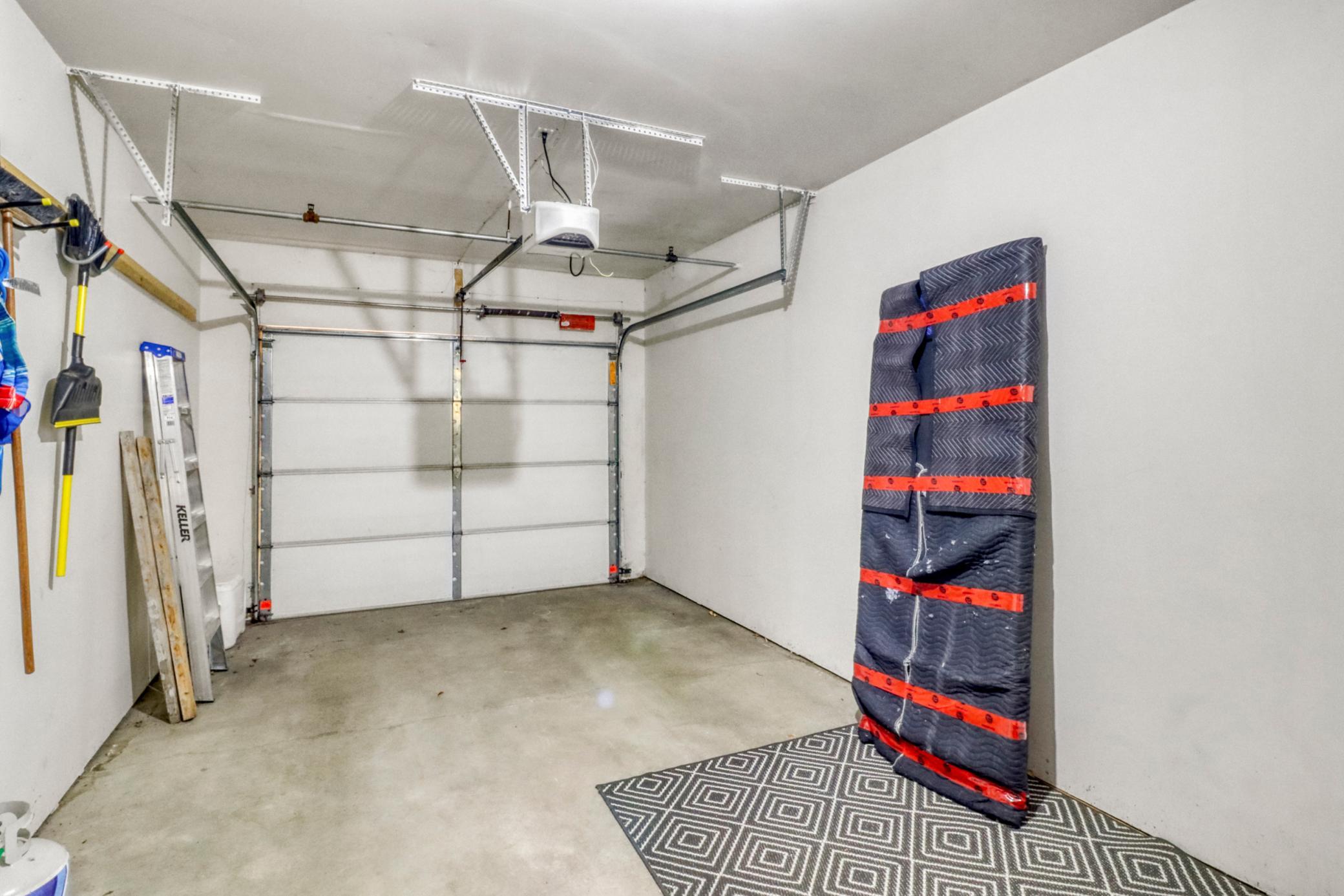 Garage -.JPG