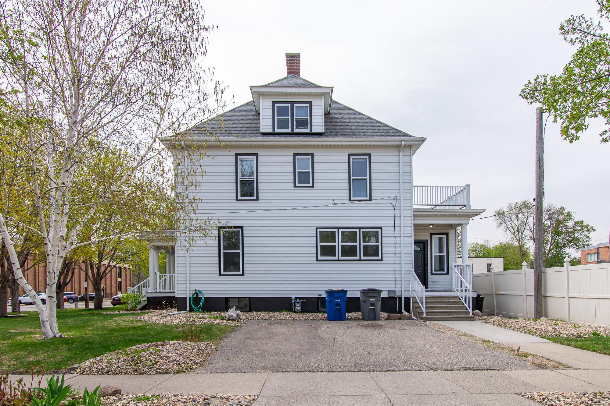Parking/sideyard