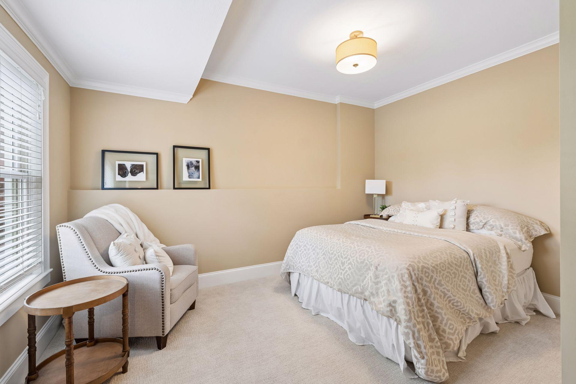 Large 6th bedroom/guestroom in lower level