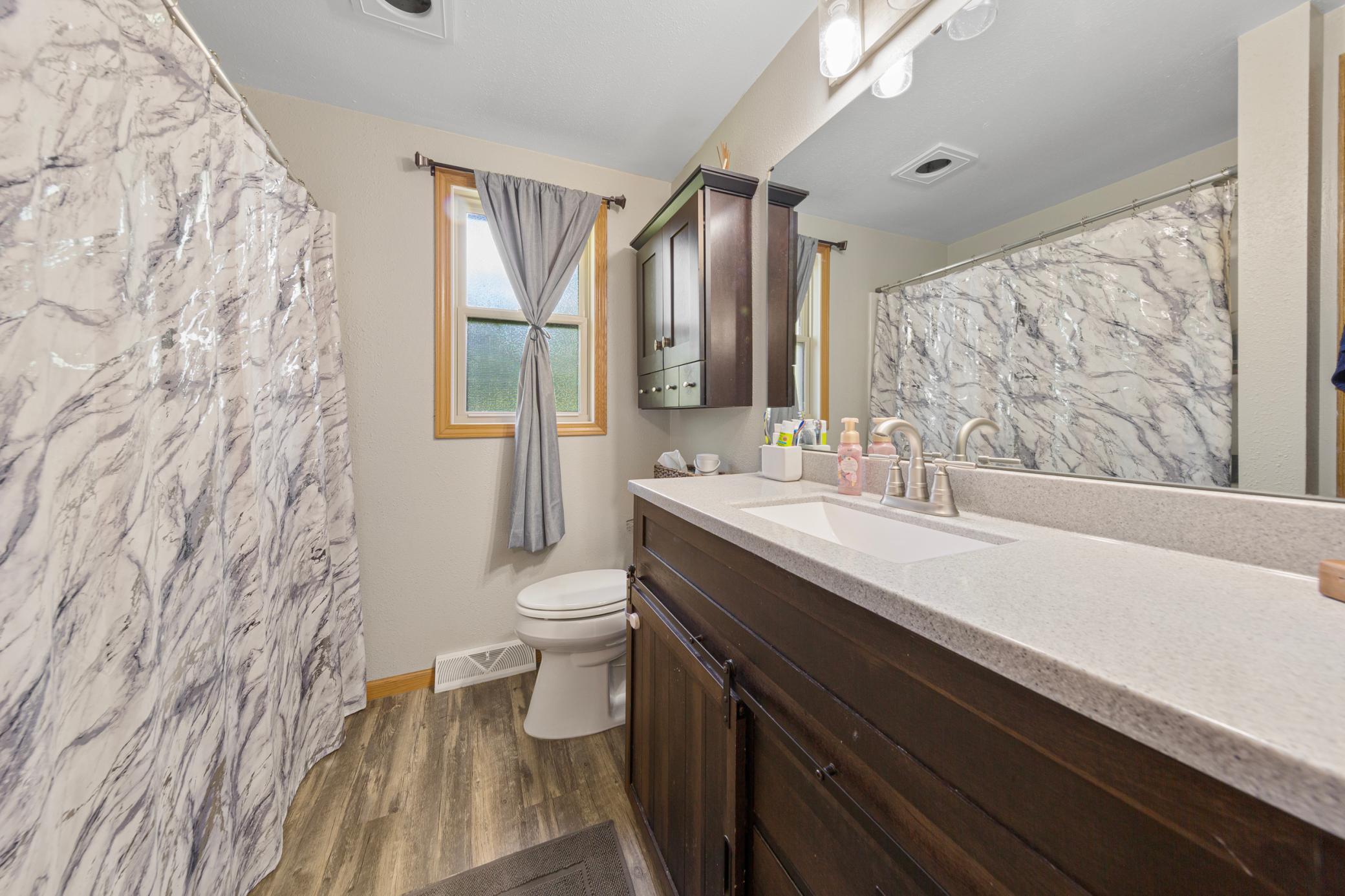 18 bathroom.jpg