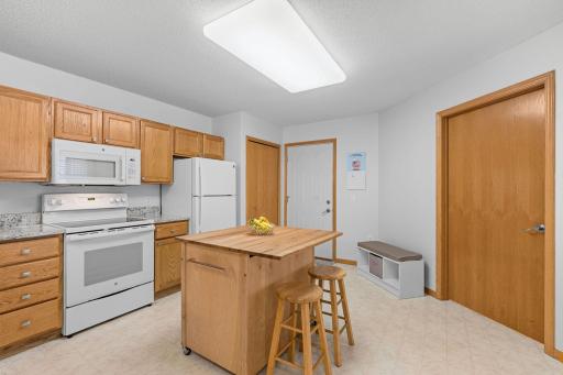 21-web-or-mls-9120 Prairieview Ln N-21.jpg