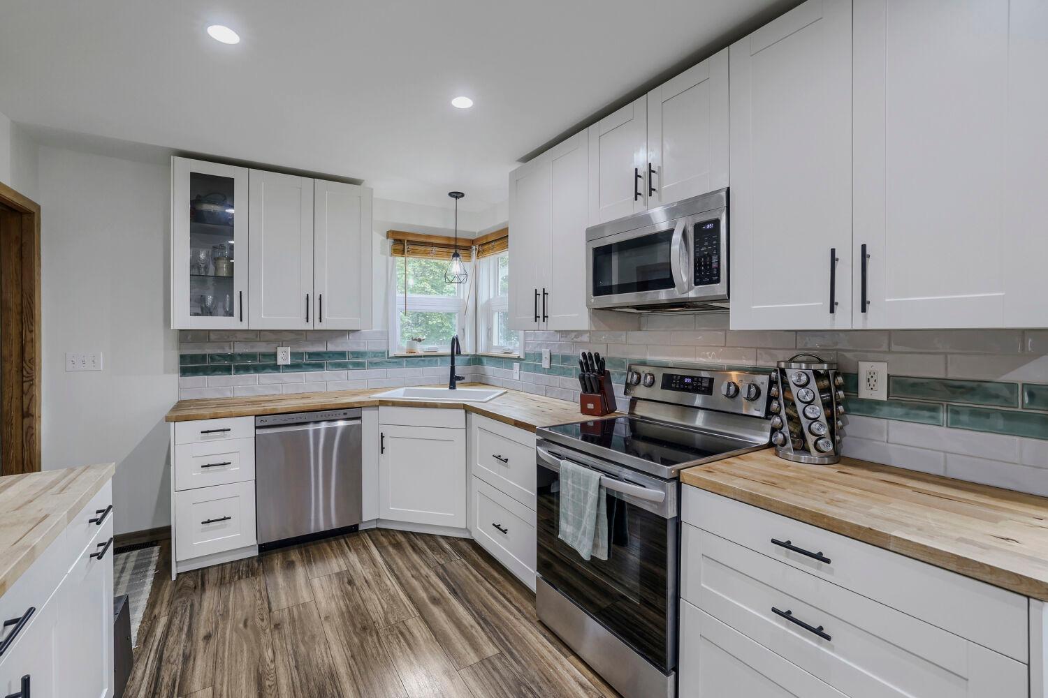 508 3rd St NE - Web Quality - 003 - 03 Kitchen.jpg
