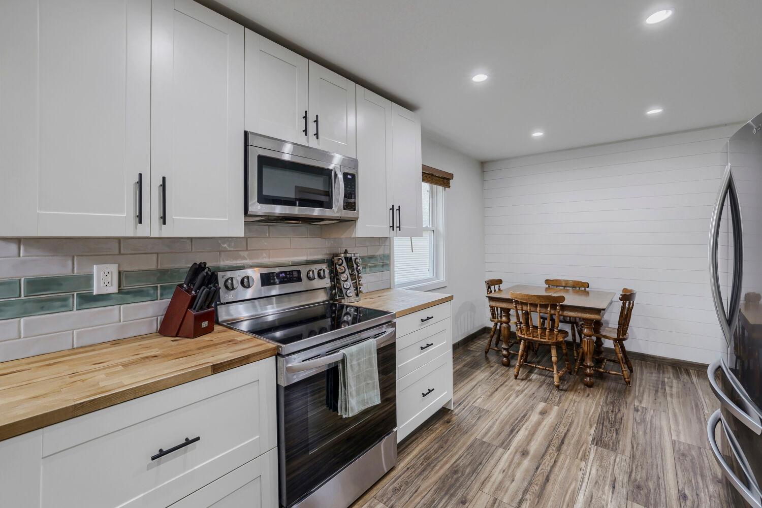 508 3rd St NE - Web Quality - 004 - 04 Kitchen.jpg