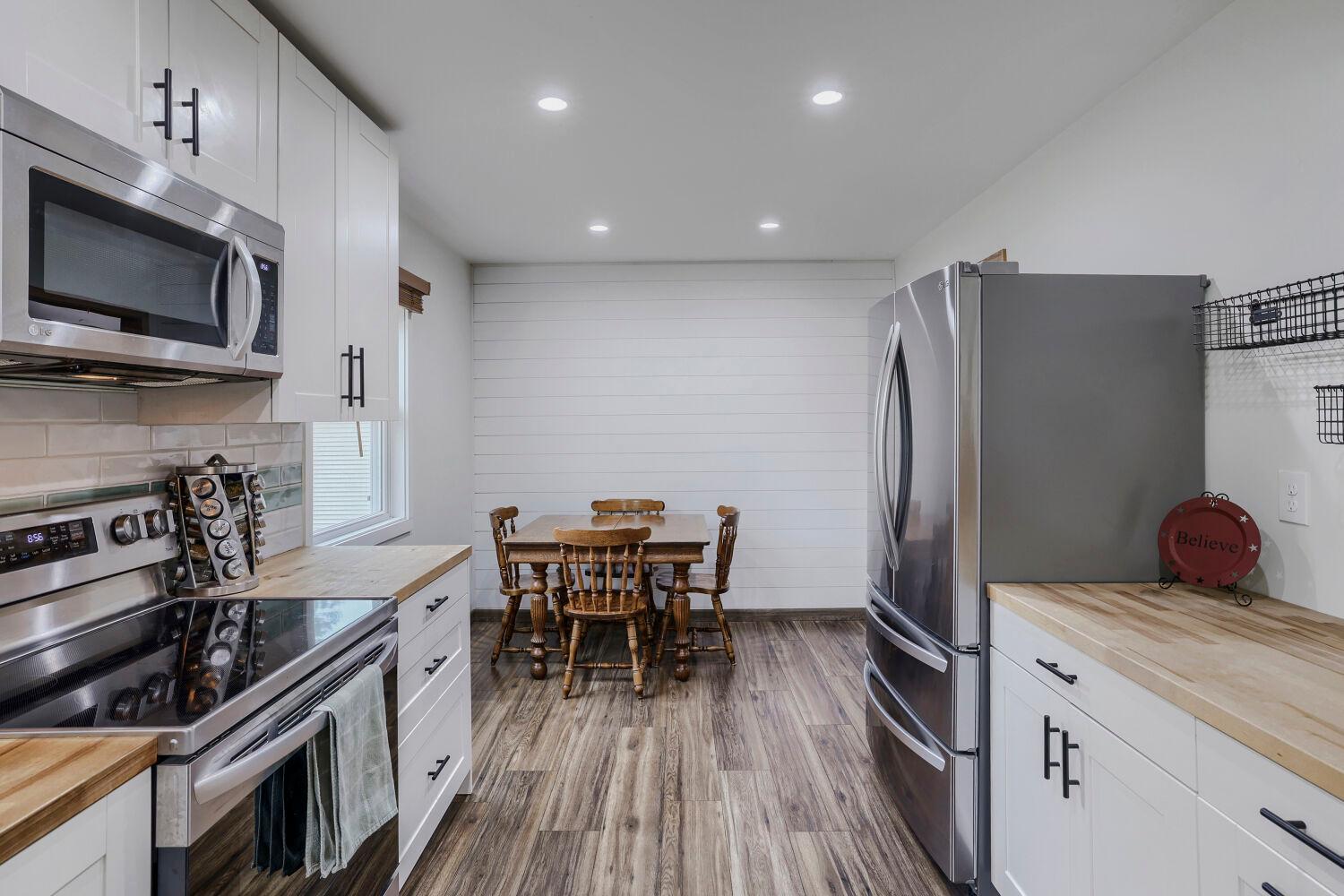 508 3rd St NE - Web Quality - 005 - 05 Kitchen.jpg