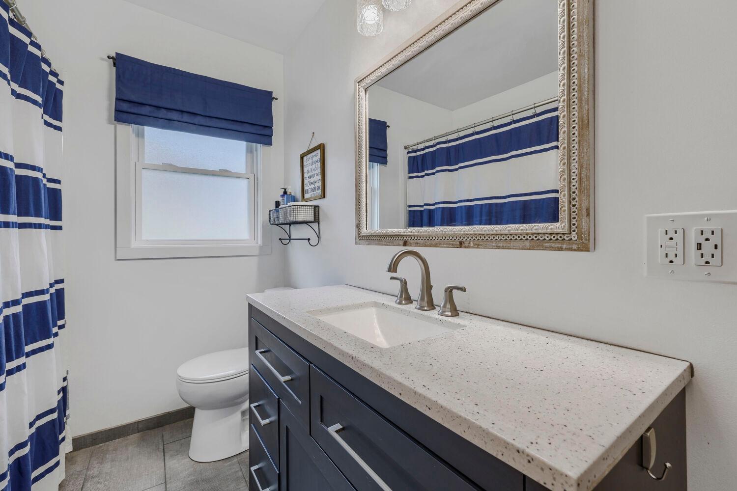 508 3rd St NE - Web Quality - 017 - 17 Bathroom.jpg