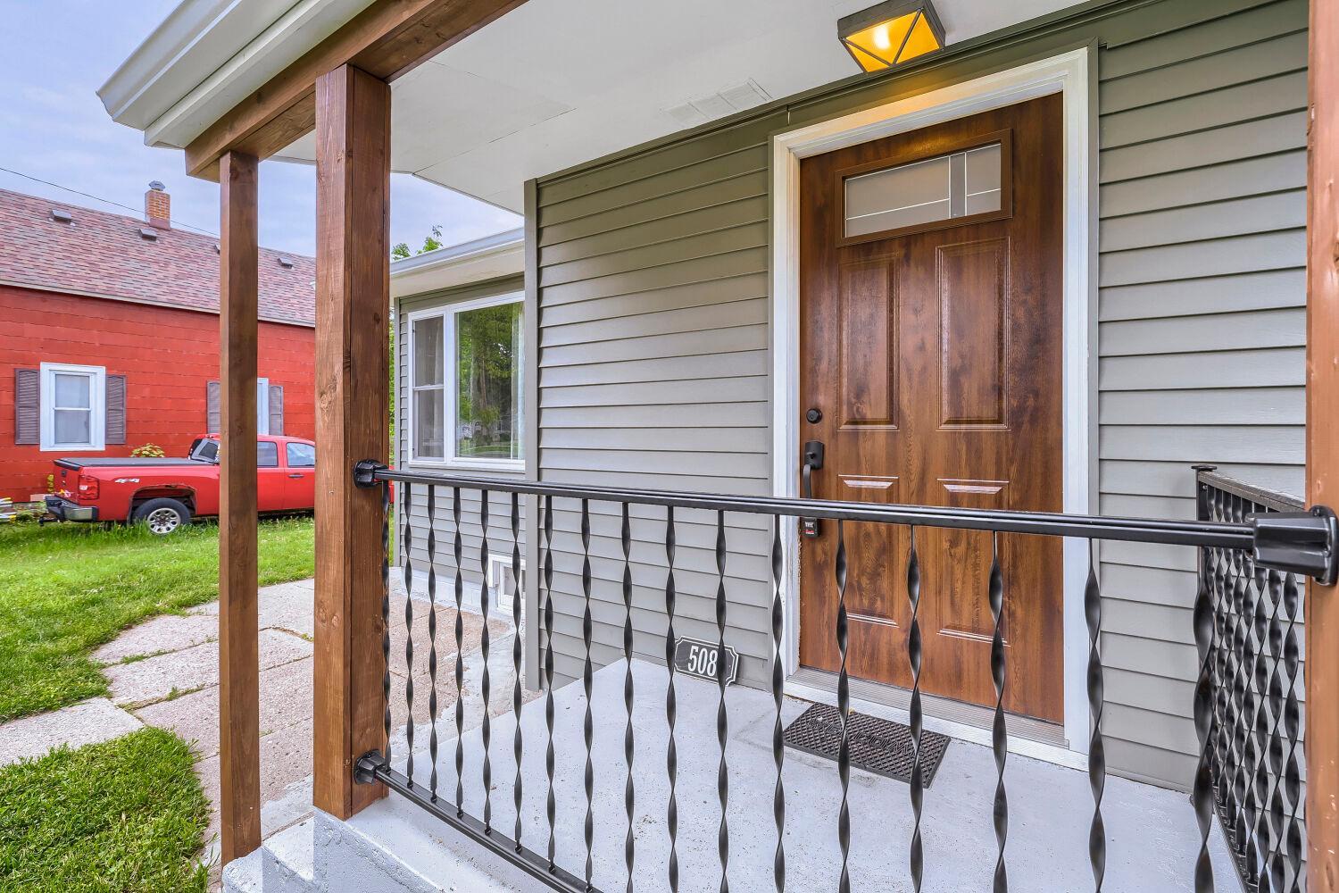 508 3rd St NE - Web Quality - 001 - 01 Exterior Front.jpg