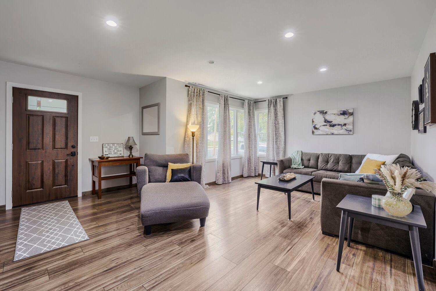 508 3rd St NE - Web Quality - 007 - 07 Family Room.jpg
