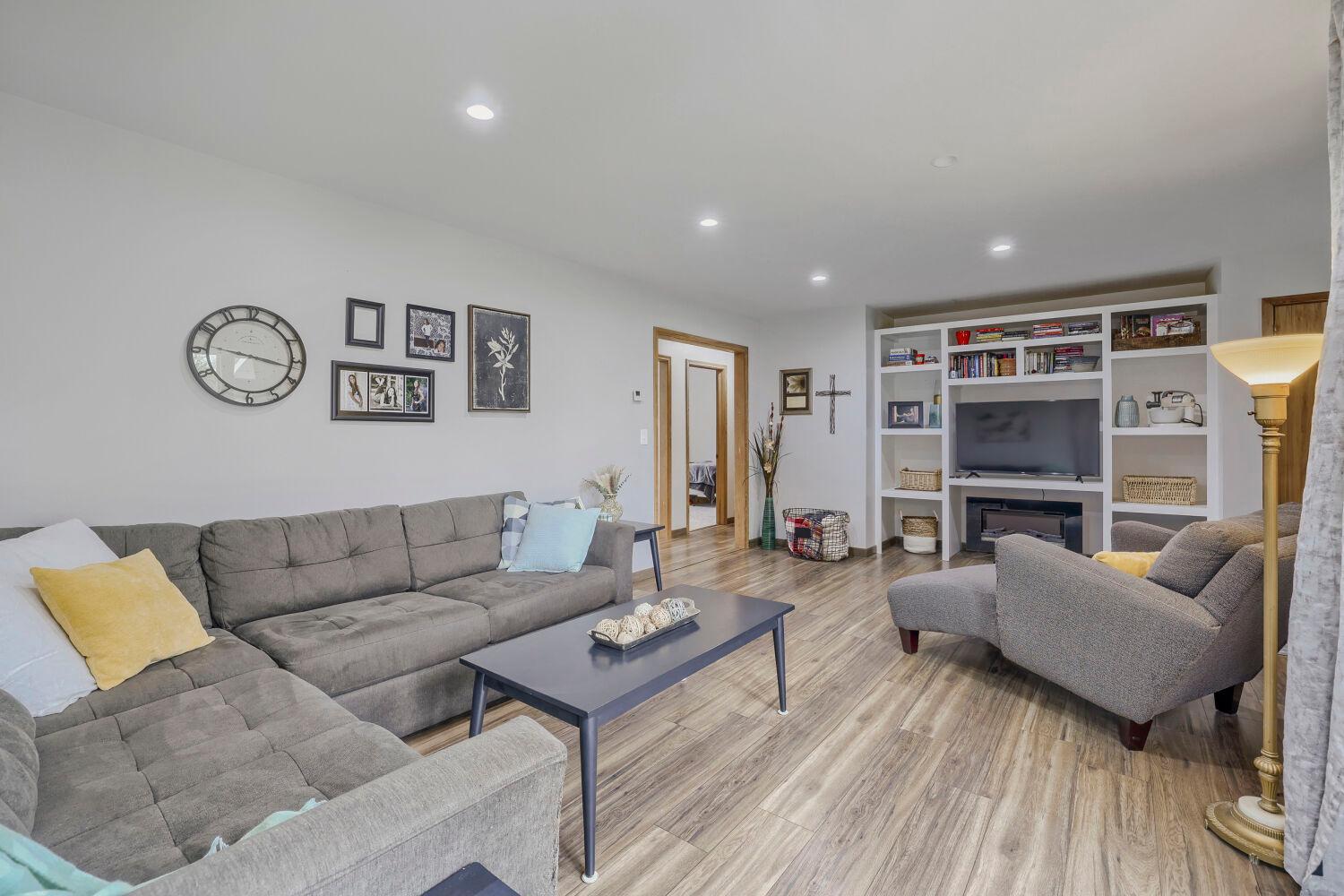 508 3rd St NE - Web Quality - 008 - 08 Family Room.jpg