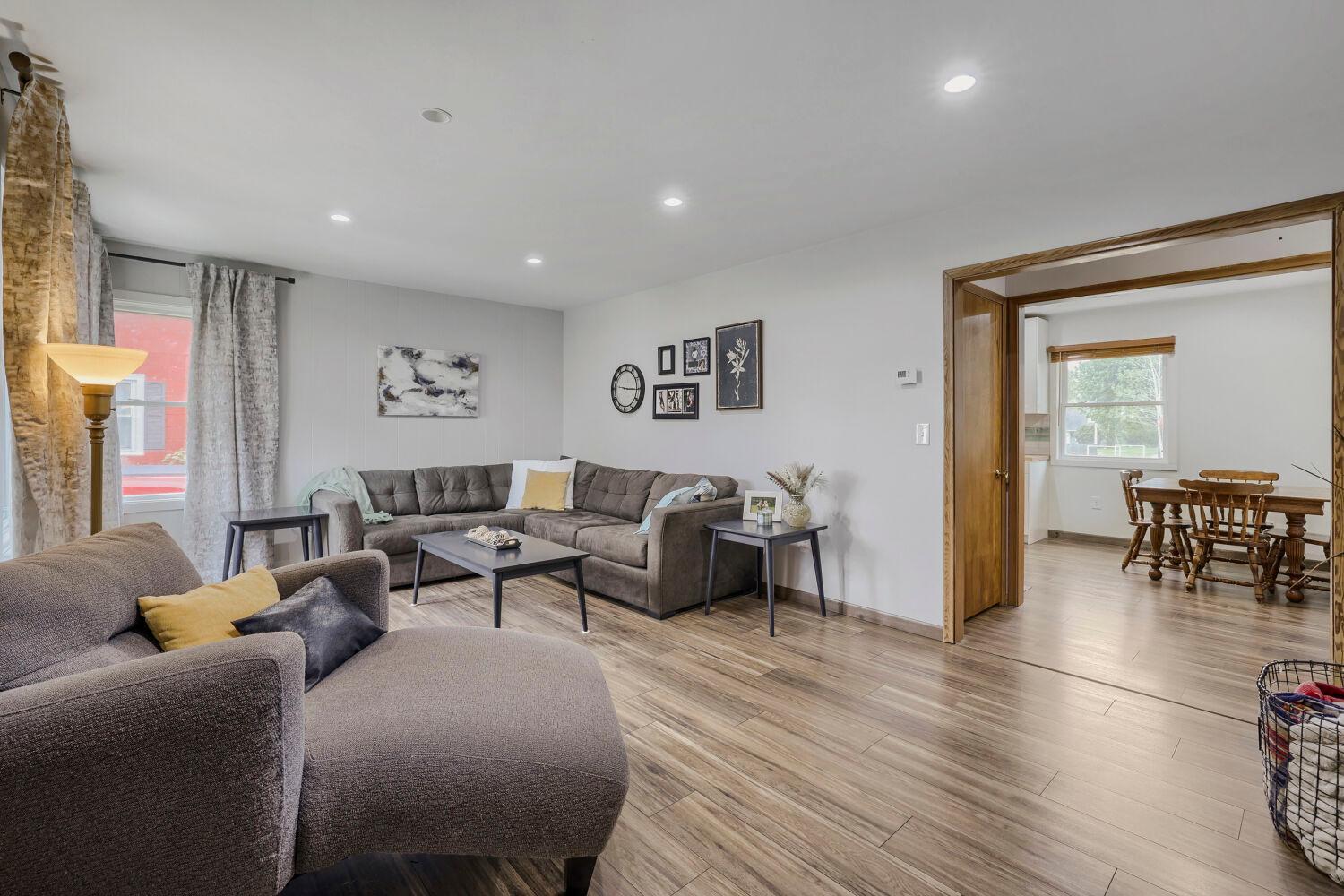 508 3rd St NE - Web Quality - 006 - 06 Family Room.jpg