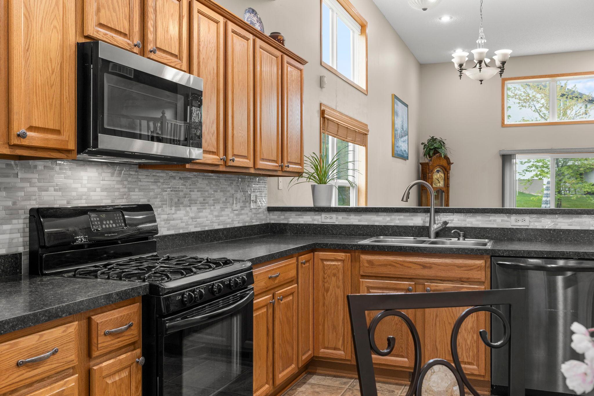 17-web-or-mls-1177 Danube Ave-39.jpg