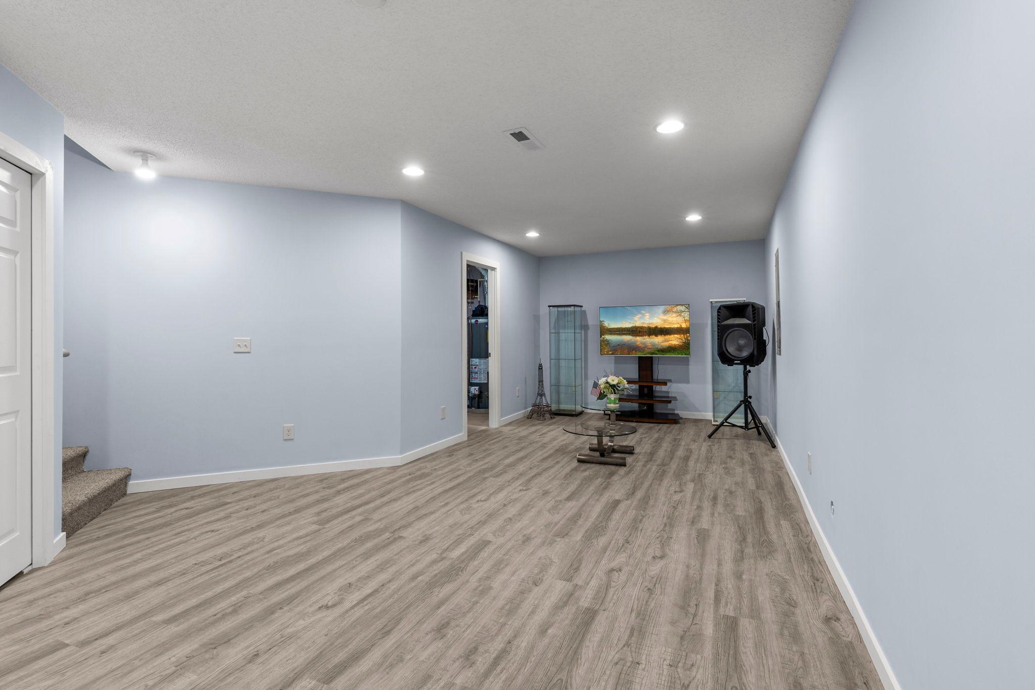 52-web-or-mls-1177 Danube Ave-144.jpg