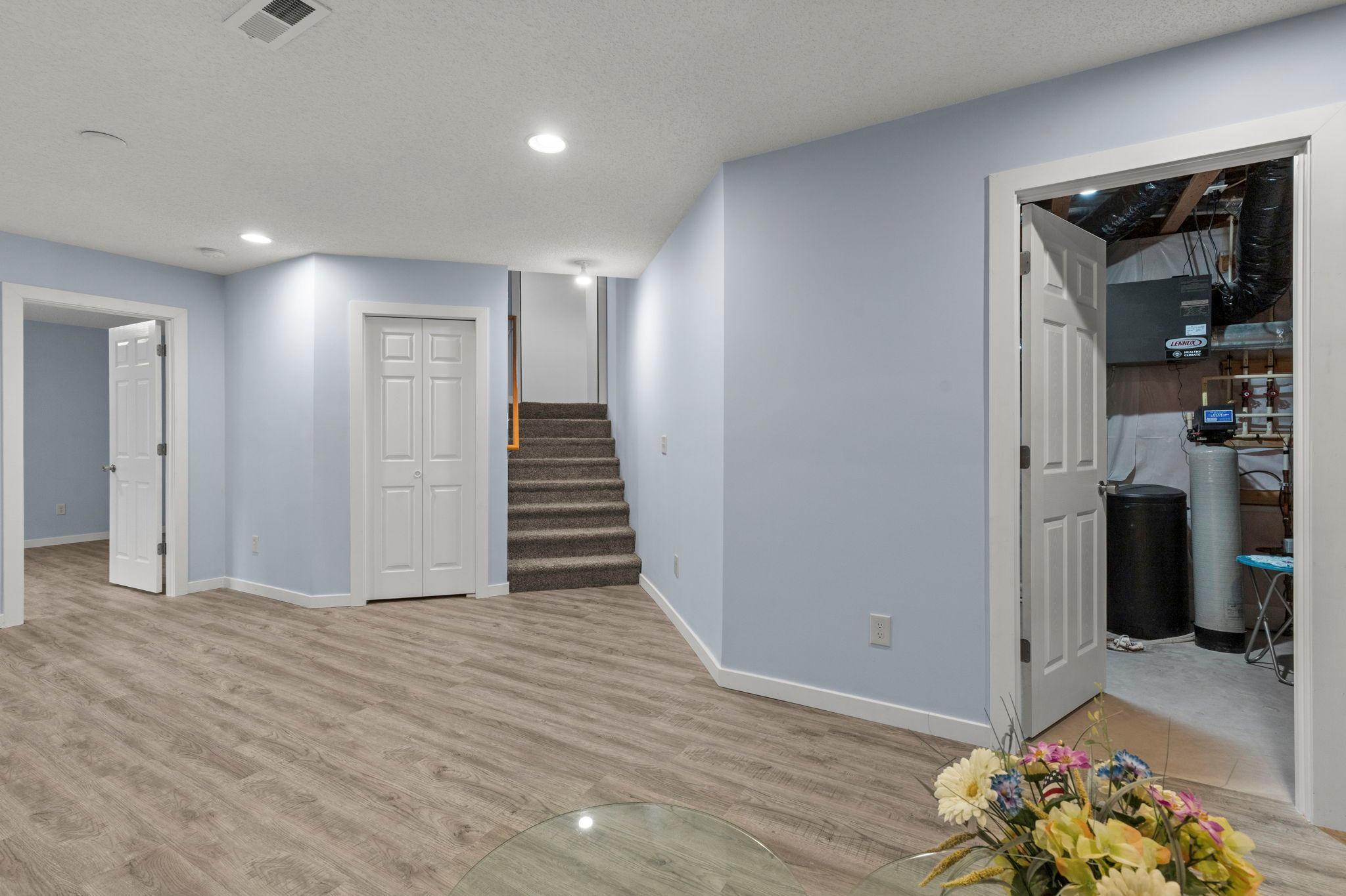 48-web-or-mls-1177 Danube Ave-132.jpg