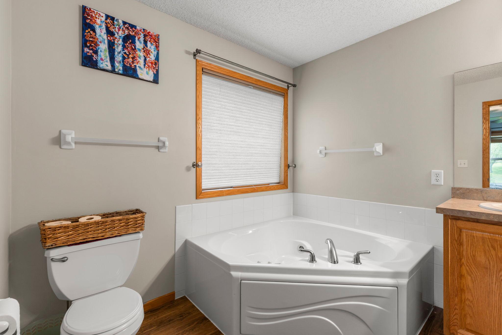 32-web-or-mls-1177 Danube Ave-84.jpg