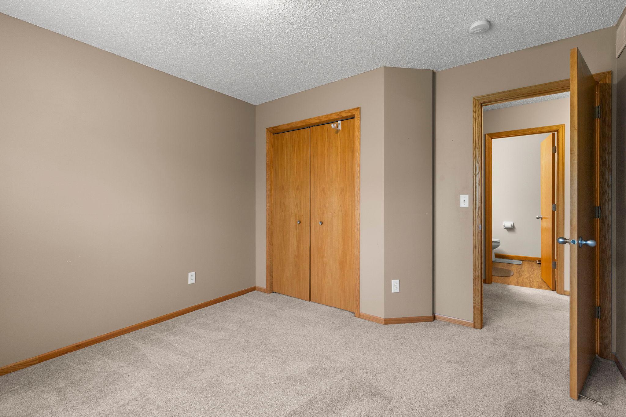28-web-or-mls-1177 Danube Ave-72.jpg